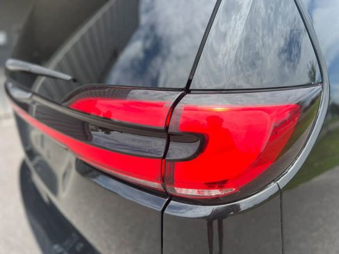 Used 2021 Chrysler Pacifica Touring-L FWD image 19