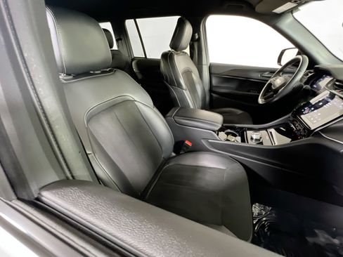 Used 2023 Jeep Grand Cherokee Altitude AWD/4WD image 26