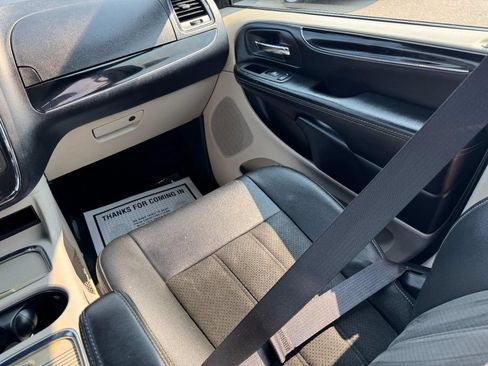 Used 2019 Dodge Grand Caravan SXT FWD image 15