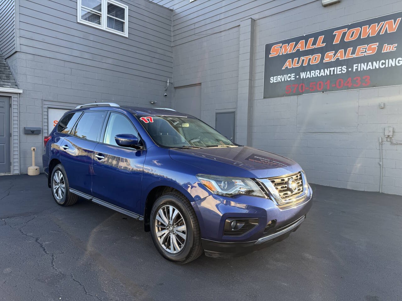 Used 2017 Nissan Pathfinder SV AWD/4WD image 1