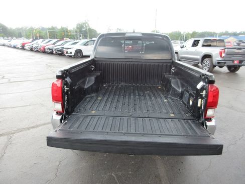 Used 2019 Toyota Tacoma TRD Off-Road AWD/4WD image 8