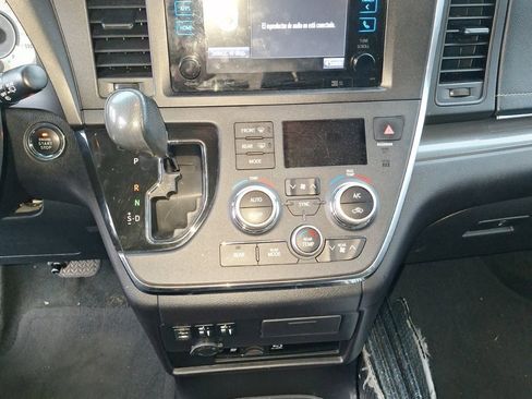 Used 2017 Toyota Sienna SE Premium image 11