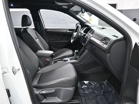 Used 2022 Volkswagen Tiguan SE R-Line image 40