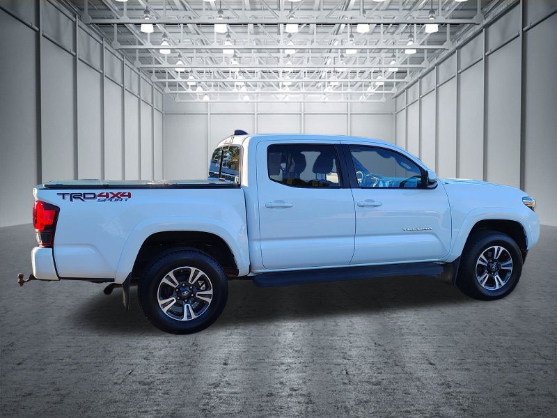Used 2018 Toyota Tacoma TRD Sport AWD/4WD image 5