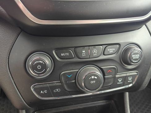 Used 2019 Jeep Cherokee Latitude Plus w/ Cold Weather Group AWD/4WD image 17