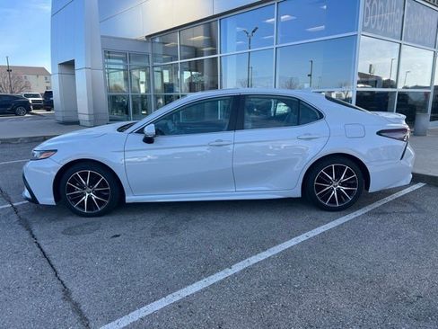 Used 2023 Toyota Camry SE image 2