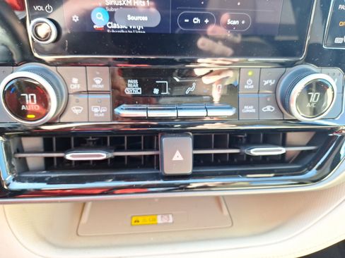 Used 2023 Toyota Highlander L image 27