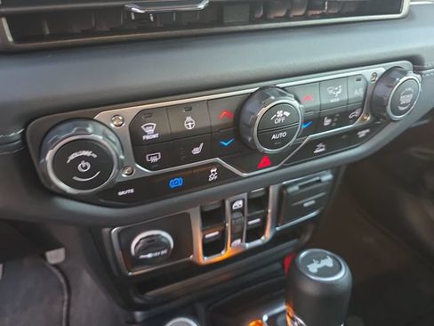 Used 2025 Jeep Wrangler Unlimited Sahara AWD/4WD image 20