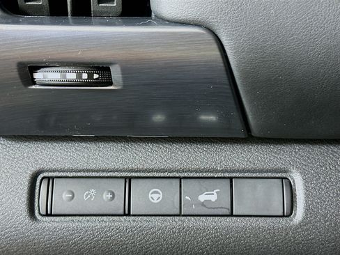 Used 2024 Nissan Pathfinder SL AWD/4WD image 17