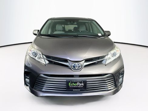 Used 2020 Toyota Sienna XLE w/ XLE Navigation Package FWD image 2