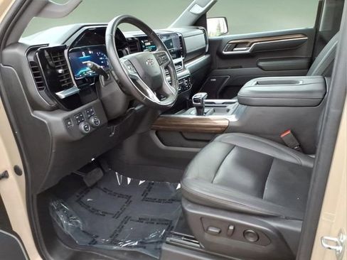 Used 2022 Chevrolet Silverado 1500 LT Trail Boss w/ LT Trail Boss Premium Package AWD/4WD image 11