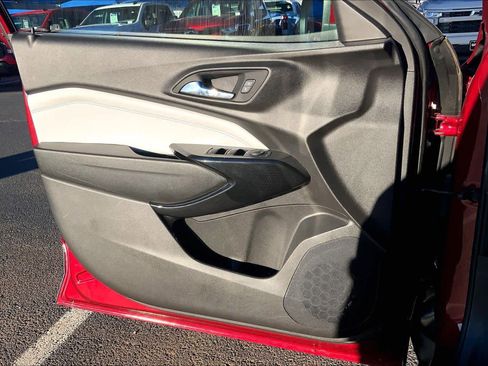 Used 2025 Chevrolet Trax LT image 22