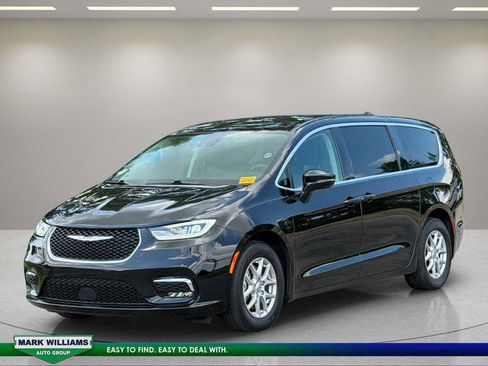 Used 2024 Chrysler Pacifica Touring-L FWD image 2