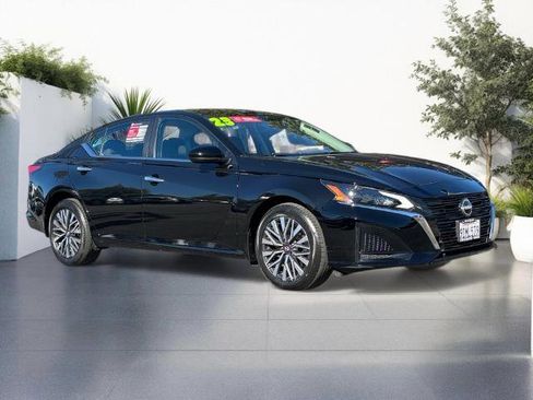 Certified 2023 Nissan Altima 2.5 SV image 1