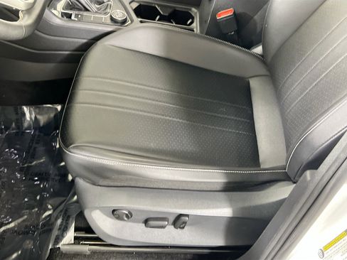 Used 2022 Volkswagen Tiguan SE image 18