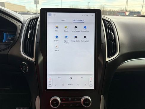 Used 2022 Ford Edge SEL image 17