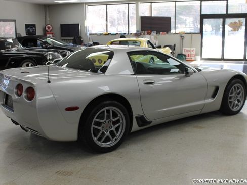 Used 2004 Chevrolet Corvette Z06 w/ Memory Package RWD image 9