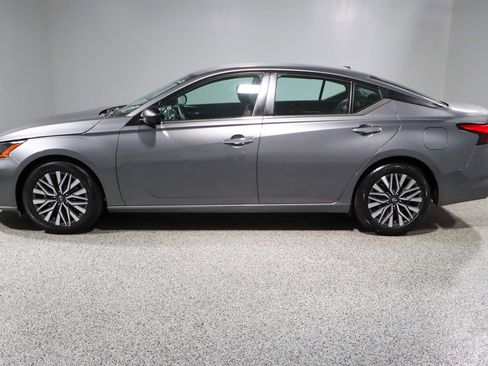 Used 2024 Nissan Altima 2.5 SV image 10