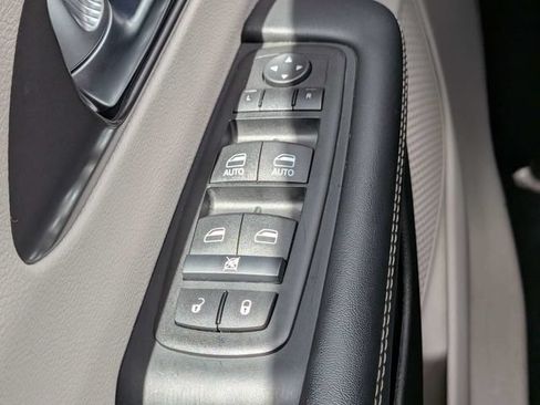 Used 2024 Chrysler Pacifica Touring-L FWD image 27
