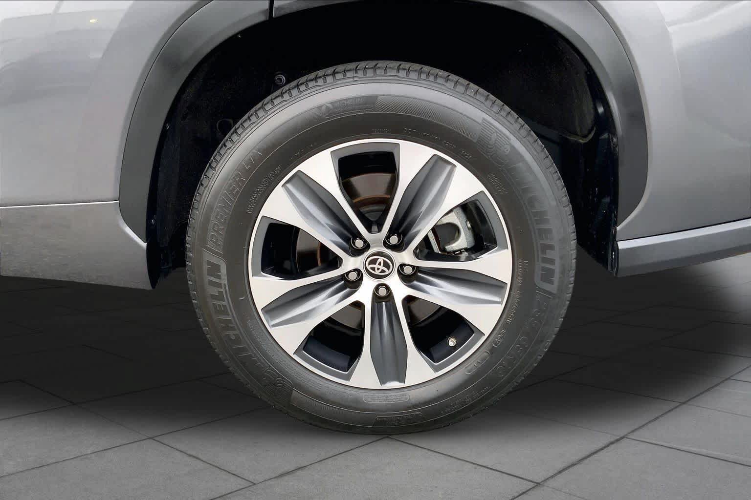Used 2023 Toyota Highlander XLE FWD image 10