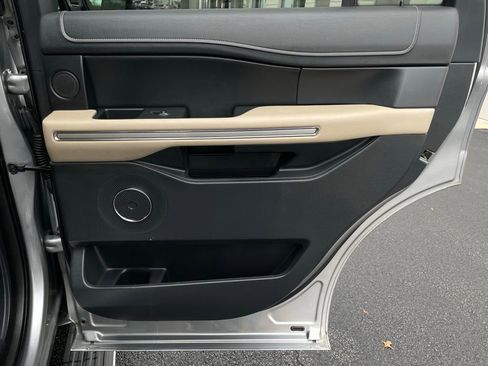Used 2022 Ford Expedition Limited image 35