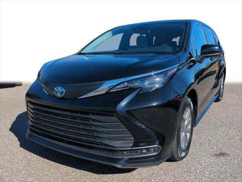 Certified 2025 Toyota Sienna LE image 1