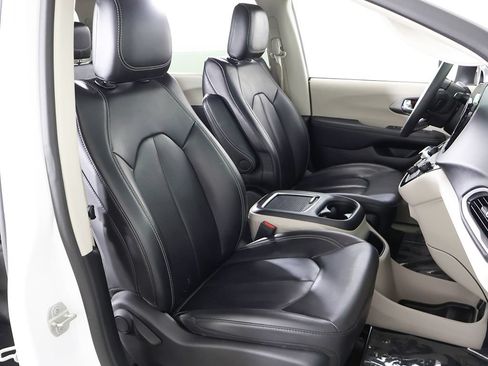 Used 2023 Chrysler Pacifica Touring-L FWD image 28