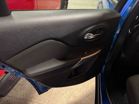 Used 2018 Jeep Cherokee Latitude w/ Altitude Package image 10