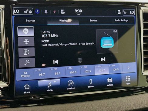 Used 2025 Chrysler Pacifica Select image 12