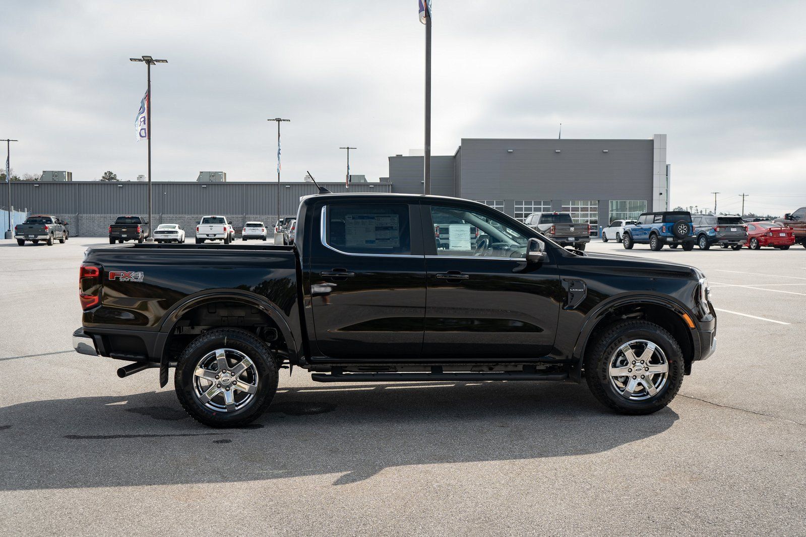 Used 2025 Ford Ranger Lariat w/ FX4 Off-Road Package AWD/4WD image 9