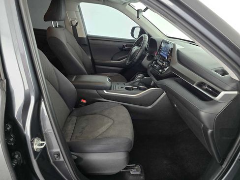 Used 2020 Toyota Highlander L FWD image 11