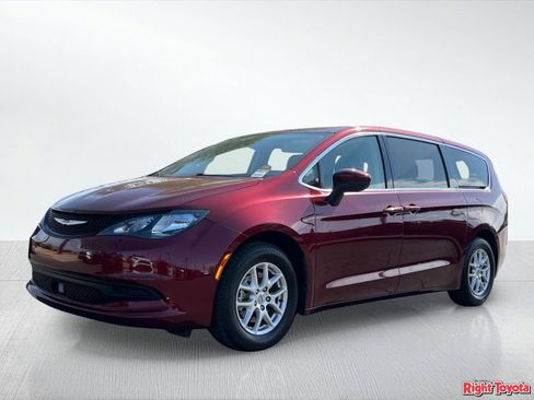 Used 2023 Chrysler Voyager LX FWD image 2