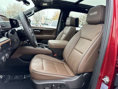 Used 2025 Chevrolet Suburban High Country AWD/4WD image 13