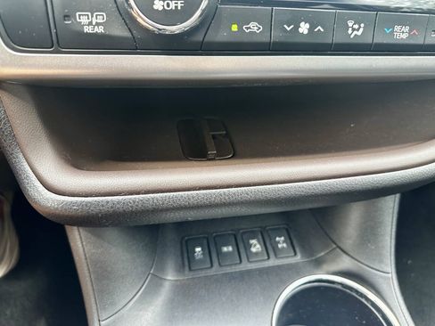 Used 2015 Toyota Highlander XLE AWD/4WD image 28