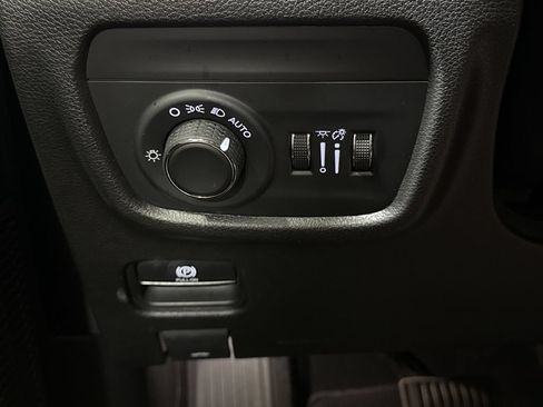 Used 2023 Jeep Grand Cherokee Altitude AWD/4WD image 18