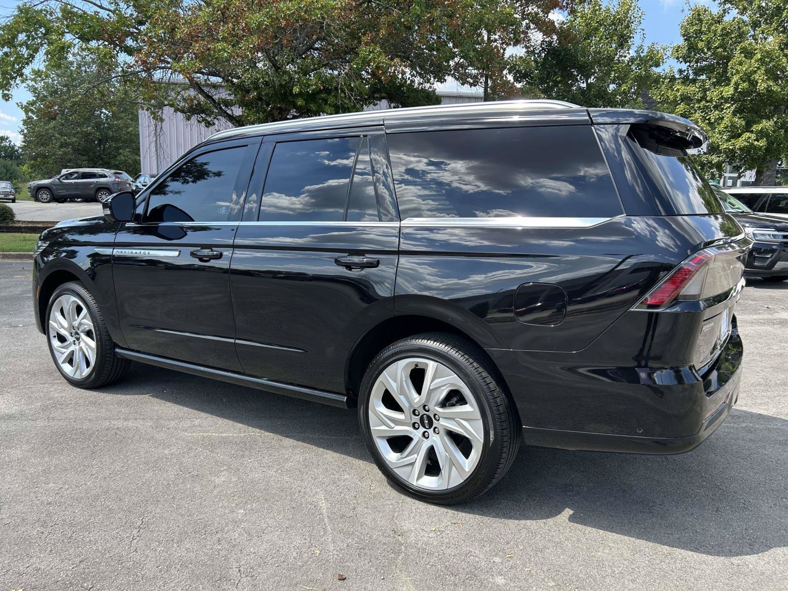 Certified 2025 Lincoln Navigator Reserve AWD/4WD image 7