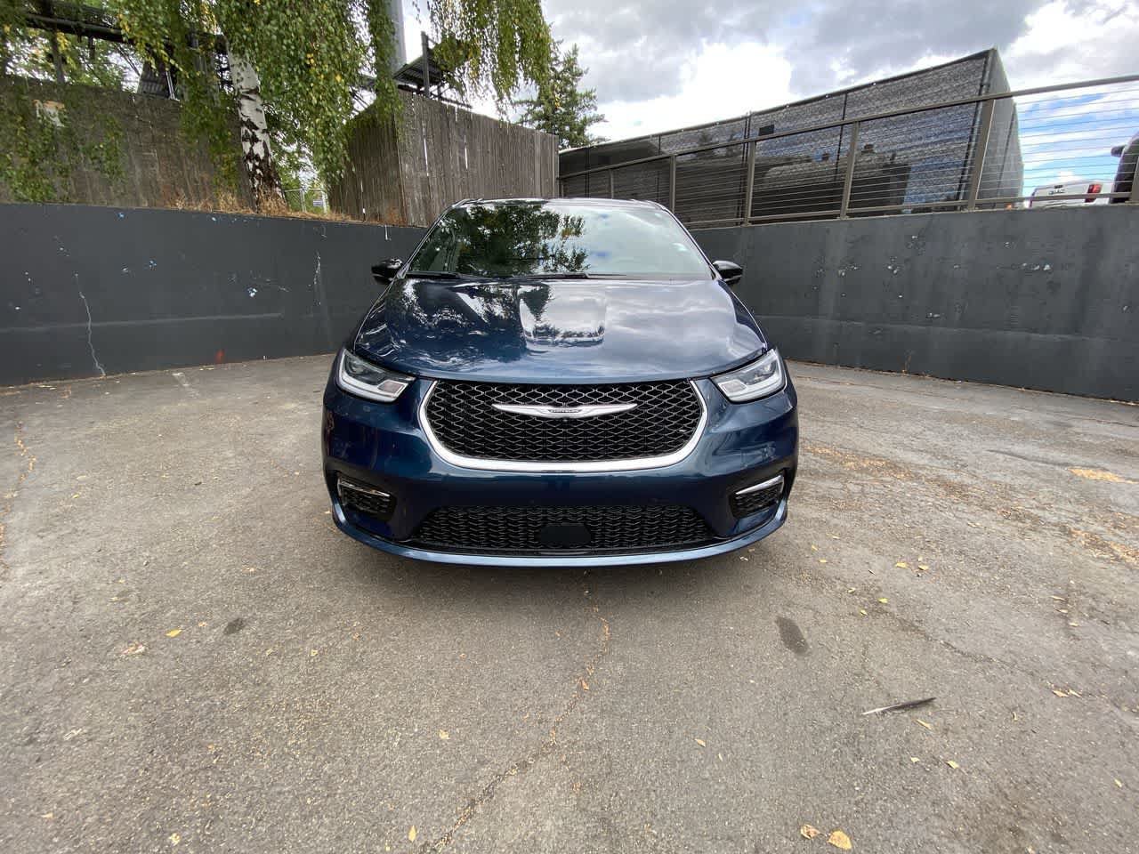 Used 2025 Chrysler Pacifica Select FWD image 9