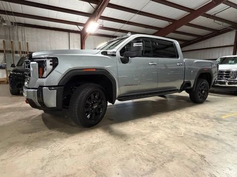 Used 2024 GMC Sierra 2500 AT4 w/ Technology Package AWD/4WD image 4