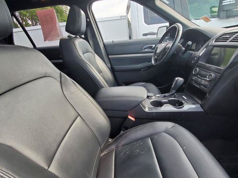 Used 2018 Ford Explorer XLT w/ Equipment Group 202A AWD/4WD image 4