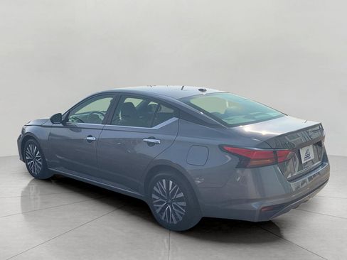 Used 2024 Nissan Altima 2.5 SV FWD image 5