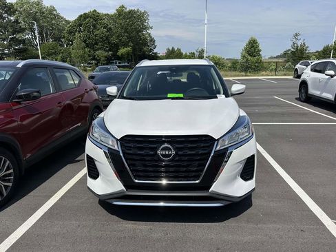 Used 2023 Nissan Kicks SV FWD image 2