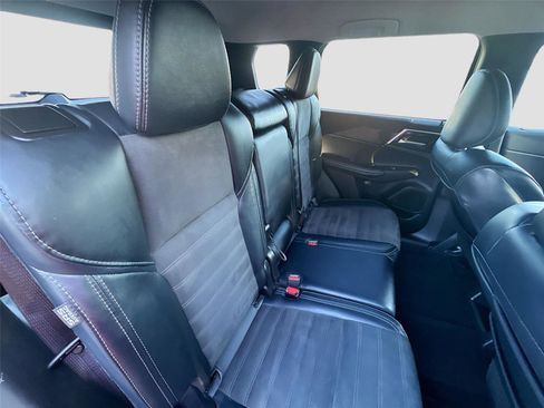 Used 2024 Mitsubishi Outlander SE image 28