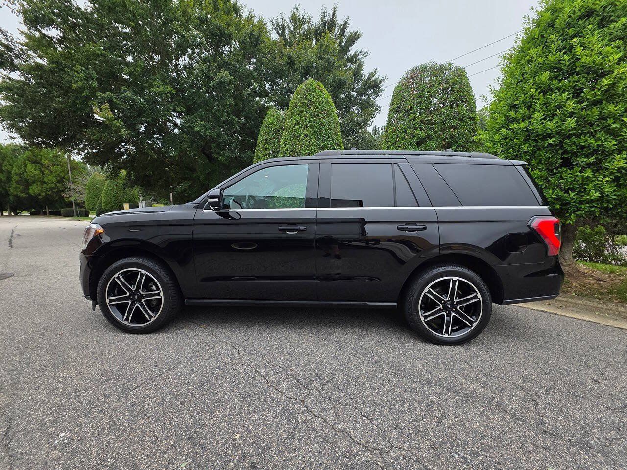 Used 2019 Ford Expedition Limited w/ Equipment Group 303A AWD/4WD image 2