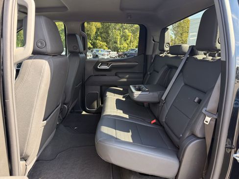Certified 2025 GMC Sierra 1500 SLT image 18