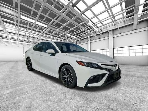 Used 2023 Toyota Camry SE image 1