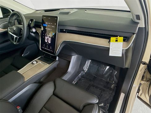 New 2025 Volvo EX90 Plus w/ Protection Package Premier image 30