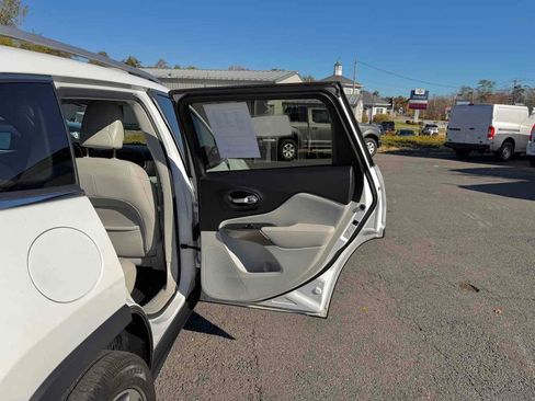 Used 2019 Jeep Cherokee Limited image 19