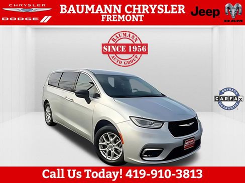 Used 2024 Chrysler Pacifica Touring-L image 1