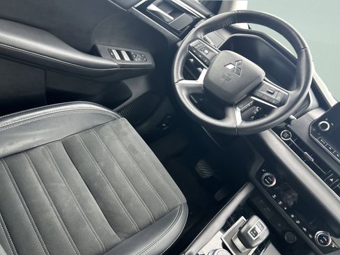 Used 2024 Mitsubishi Outlander SE image 42