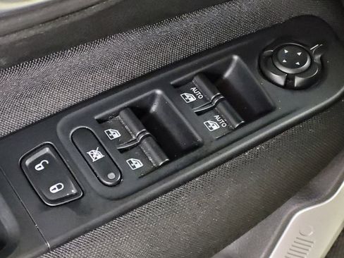 Used 2018 Jeep Renegade Latitude w/ Popular Equipment Group FWD image 27